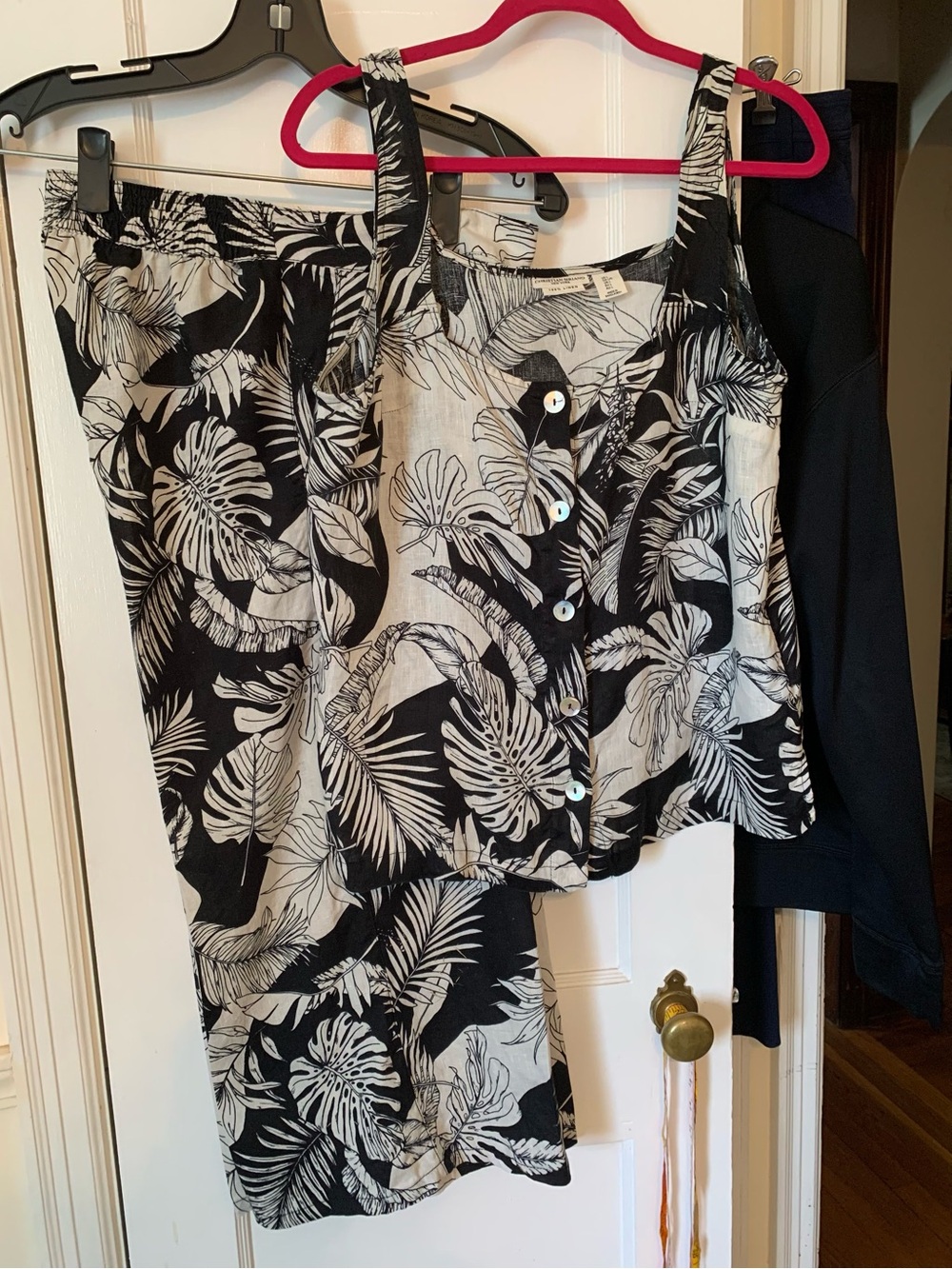 100 % linen Christian Siriano Black and White Tropical Set size large